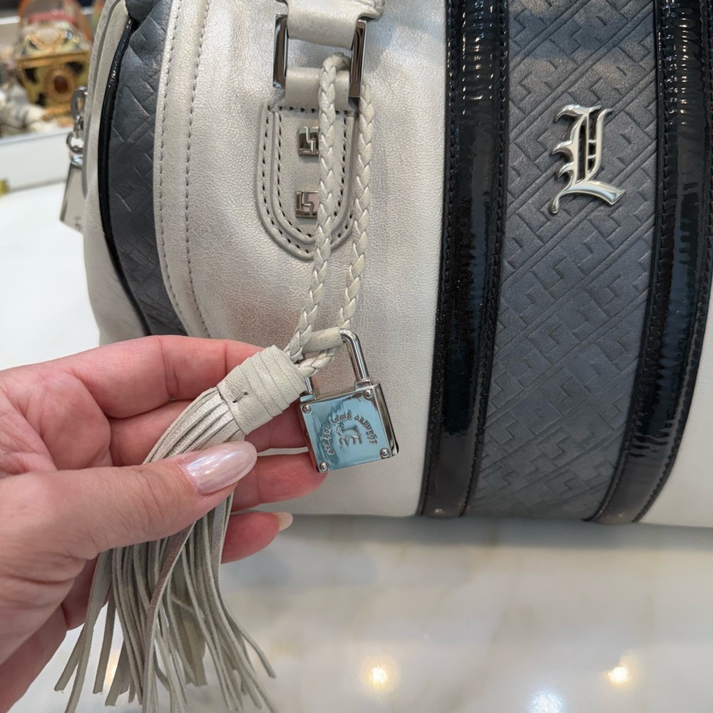 Elegant Oyster White and Gray Designer Handbag - Picture 2 of 12